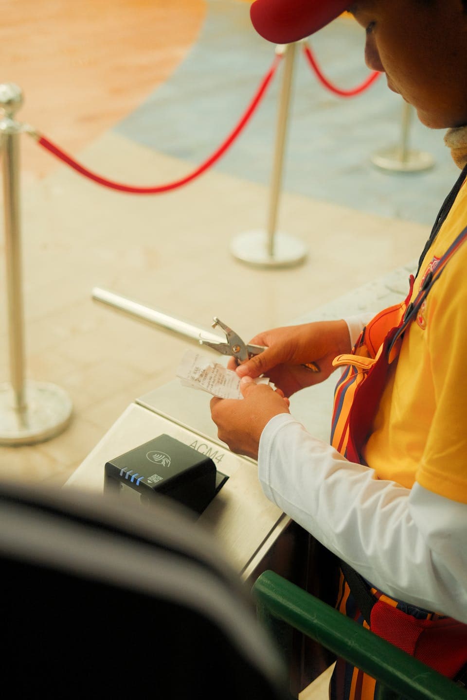 Personal de evenimente verificând programul înainte de deschidere