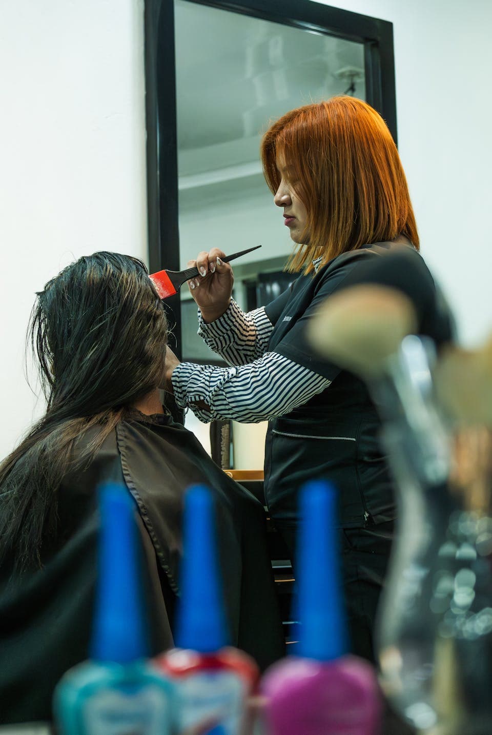 Echipă de salon urmărind turele între programări