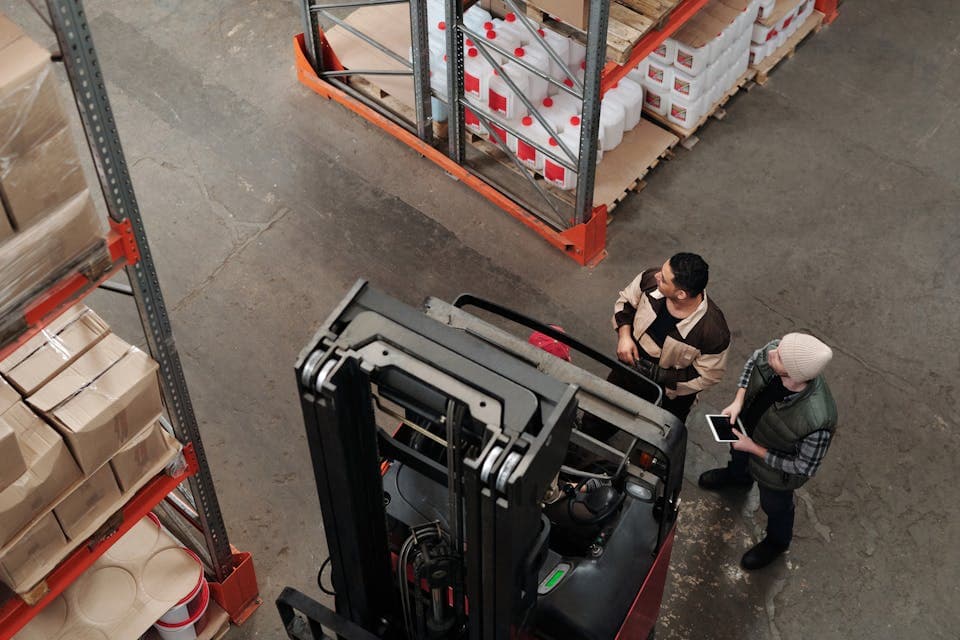 Echipă de depozit urmărind timpul în activități logistice
