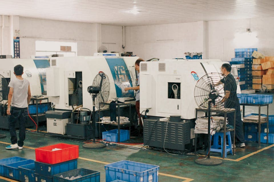 Echipă de producție urmărind timpul pe mai multe schimburi